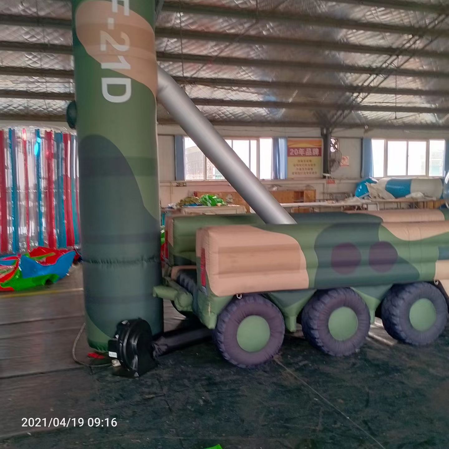 金沙军事演习中的充气目标车辆：模拟发射车雷达车坦克飞机
